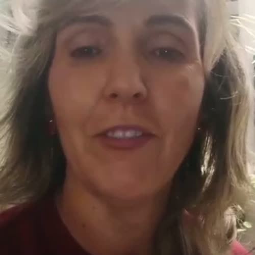 Heloisa, cliente do Talk Família, gravando depoimento em vídeo